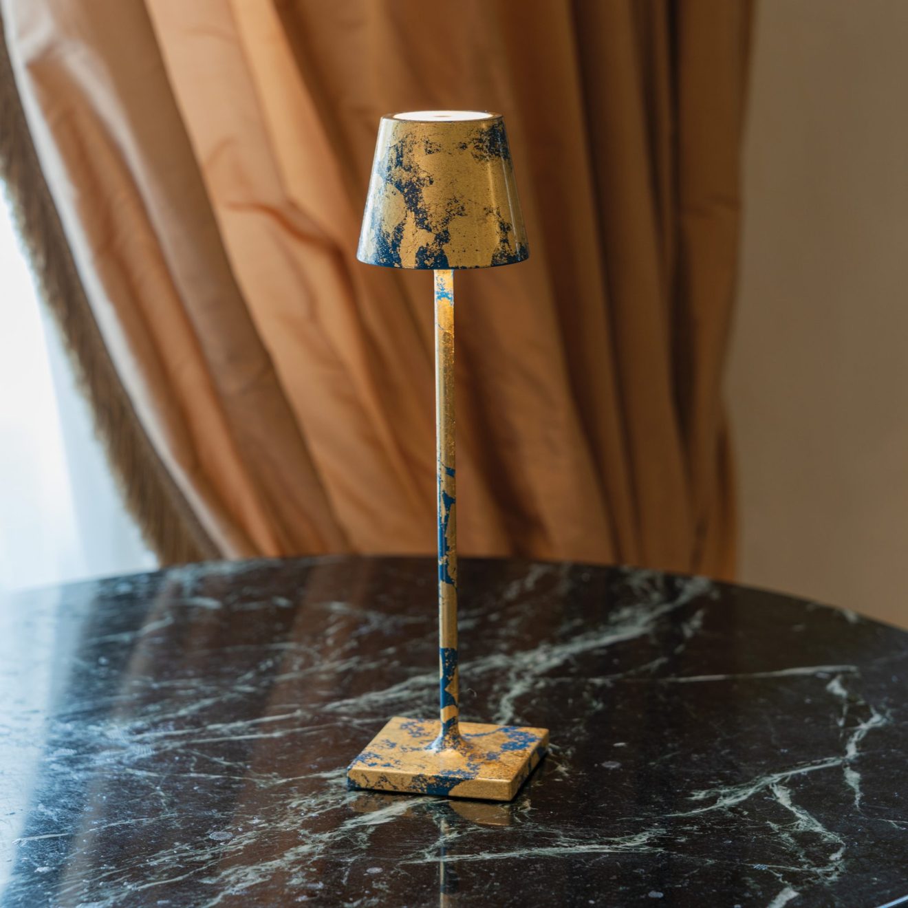 97114610 Tafellamp Poldina Micro Goud Blauw 4hr