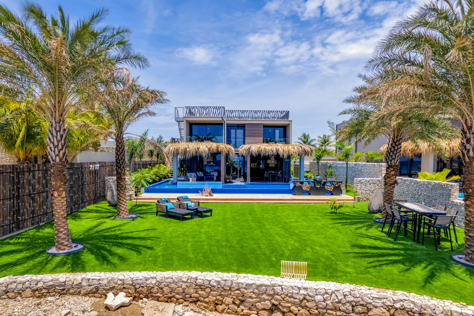 Jonnie & Therese Villa True Media & Culture 092 Verkleind