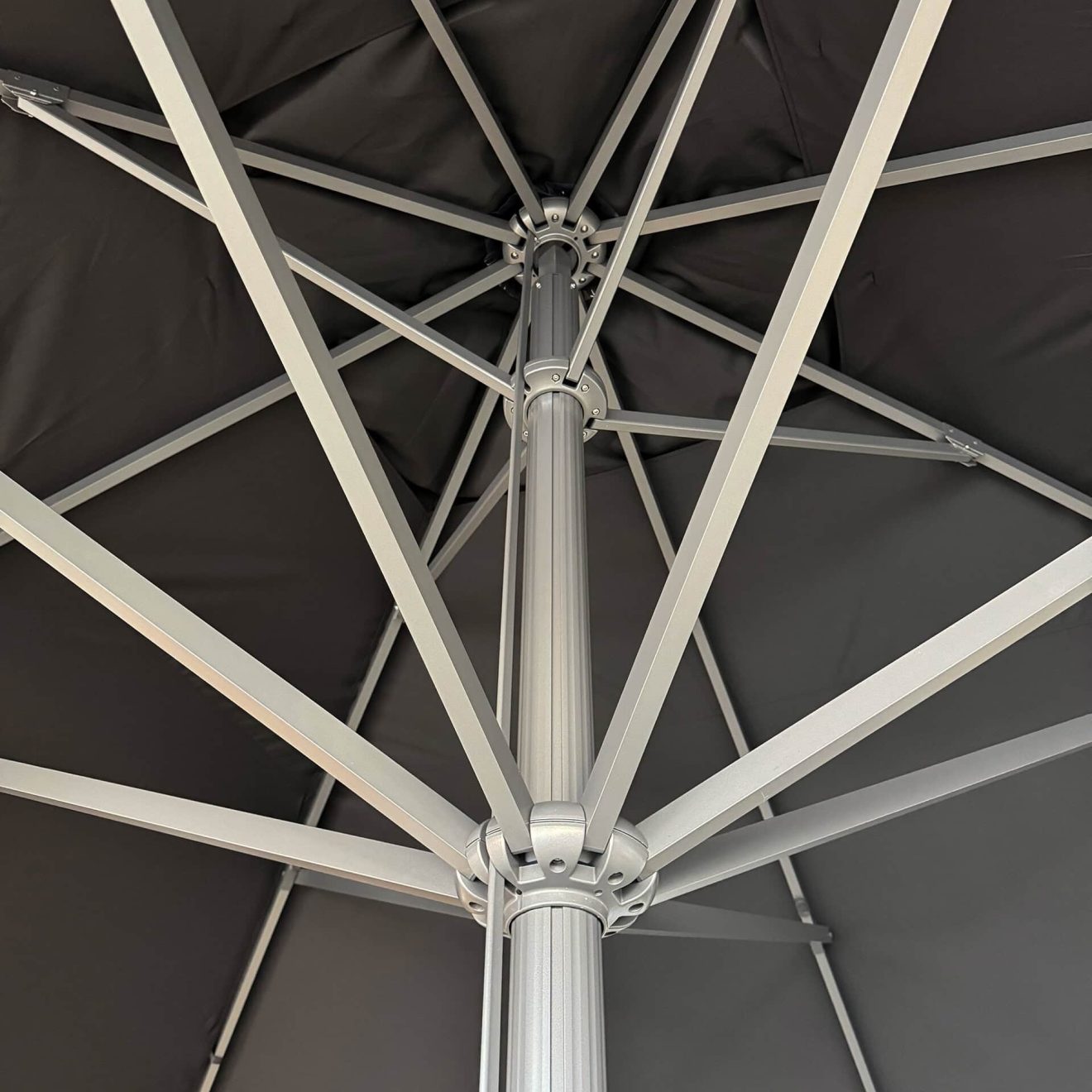 96920670 Parasol Karin2.0 500x500 Zwart Antraciet 4hr