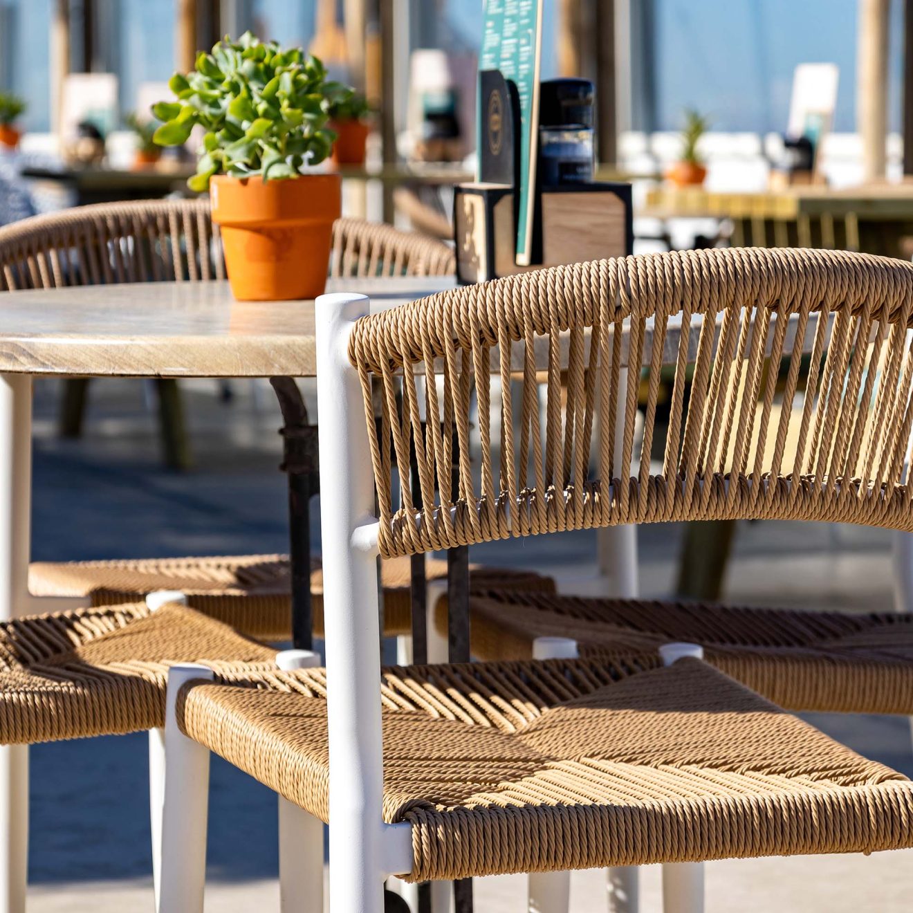 96917280 Terrasstoel Jonah Naturel Wit Sfeer 1