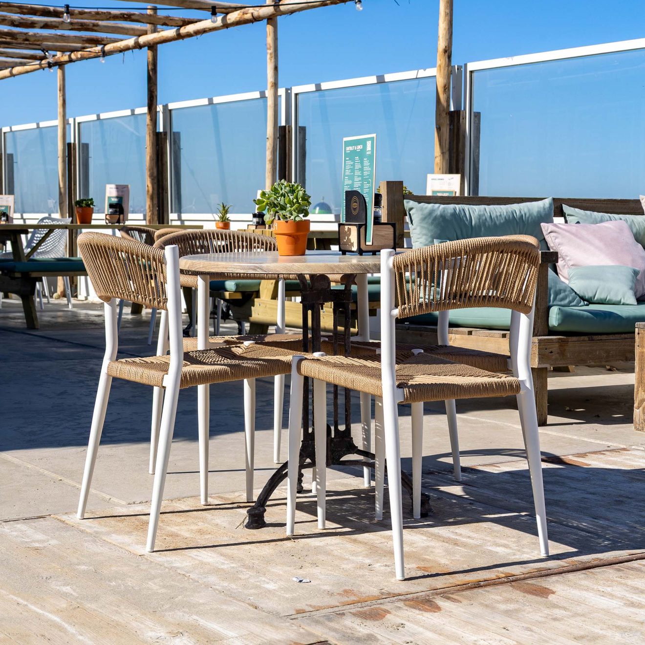 96917280 Terrasstoel Jonah Naturel Wit Sfeer 2