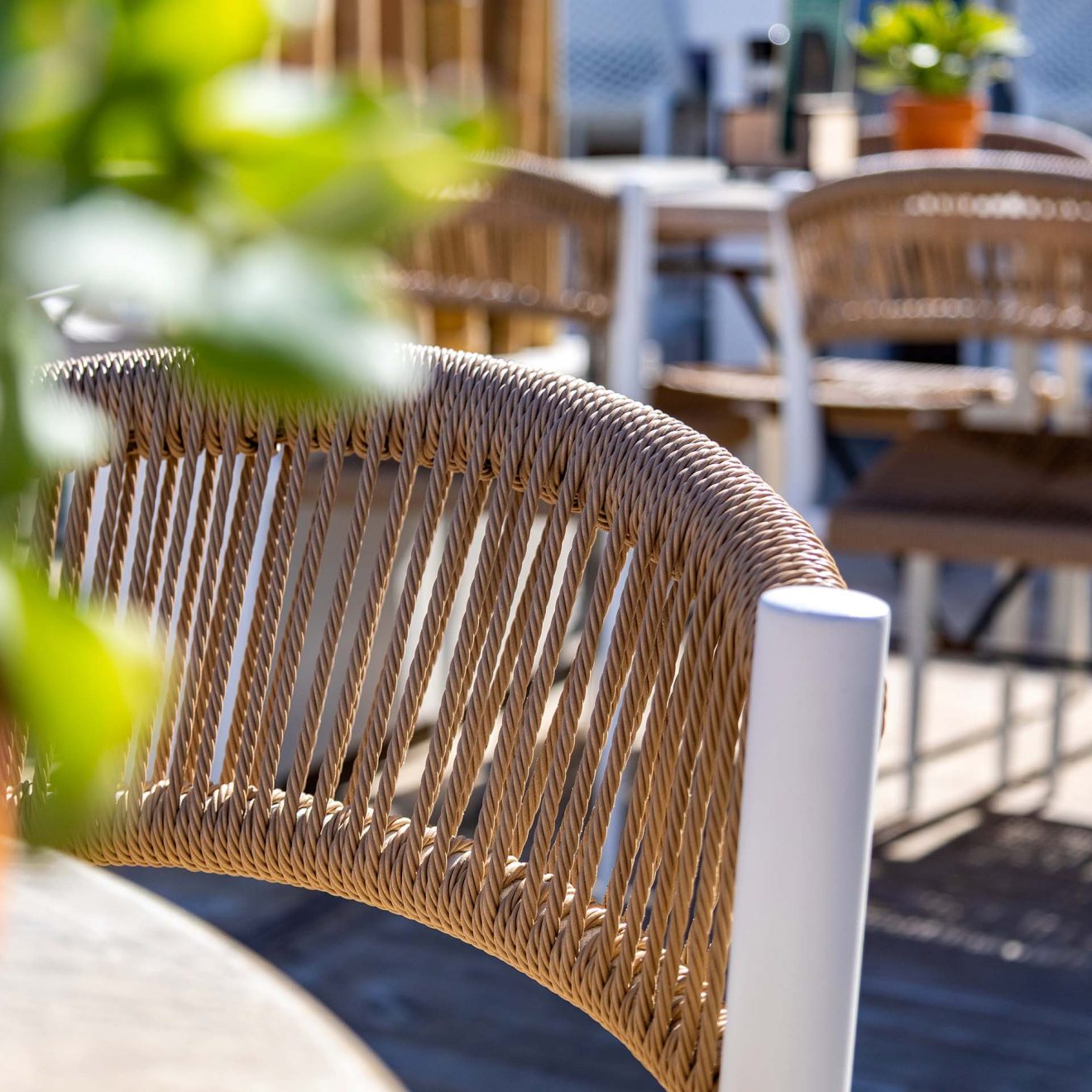 96917280 Terrasstoel Jonah Naturel Wit Sfeer 3